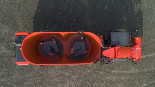 Возможность регулировать скорость смесительного шнека прямо из кабины, а также задавать время смешивания, позволяют фермеру на самоходных смесителях-раздатчиках KUHN SPW Intense устанавливать параметры резки в соответствии с различными типами рационов