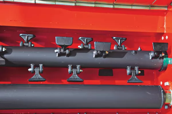 Ролик, расположенный ближе всего к ротору, для лучшего измельчения и разложения остатков.