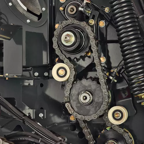 Второй приводной ролик обеспечивает вращение рулонов