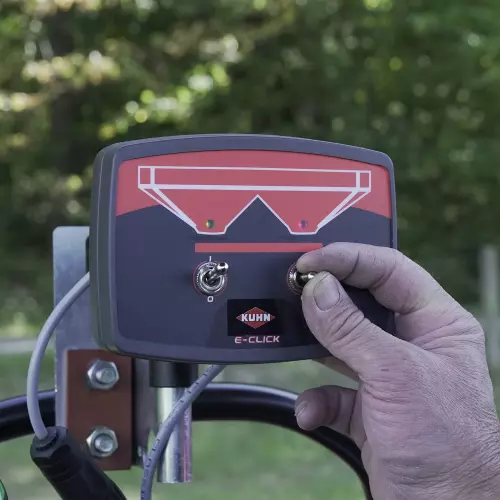 На моделях MDS версии C управление открытием и закрытием дозирующих заслонок осуществляется при помощи электроцилиндров и пульта управления E-Click напрямую из кабины трактора.