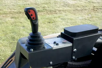 Управление с низким давлением машины для подрезки кустов и травы KUHN AGRI-LONGER GII с защитой рукояти, установленной на шарнирной опоре