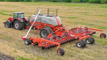Заполнение бункера ESPRO RT 12000 RC с помощью загрузочного шнека