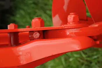 Болтовая система защиты приводится в действие путем полного разрыва болта при давлении на долоте от 3000 кг.