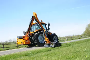 Машина для подрезки кустов и травы KUHN MULTI-LONGER GII обеспечивает универсальность для выполнения любой задачи