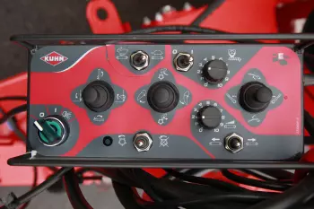 Эргономичные электрические средства управления для комфортного использования выдувателя-раздатчика соломы и кормов KUHN PRIMOR 15070 M день за днем
