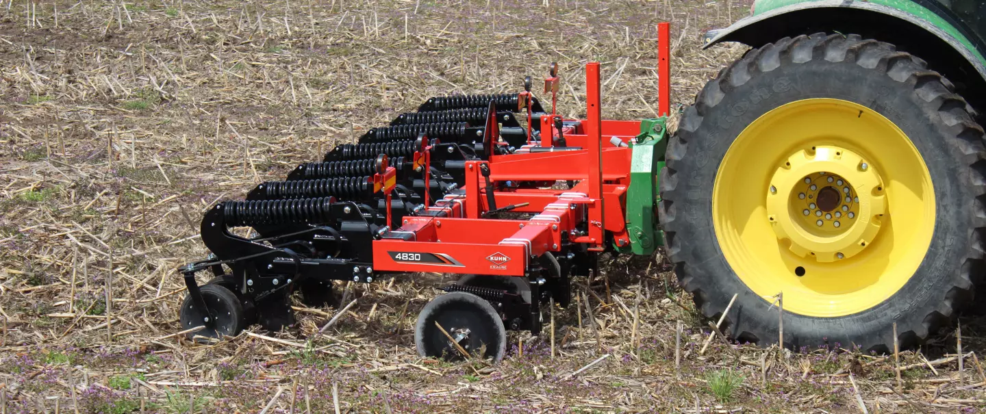 Вид сбоку на навесной линейный рыхлитель 4830 работа в поле