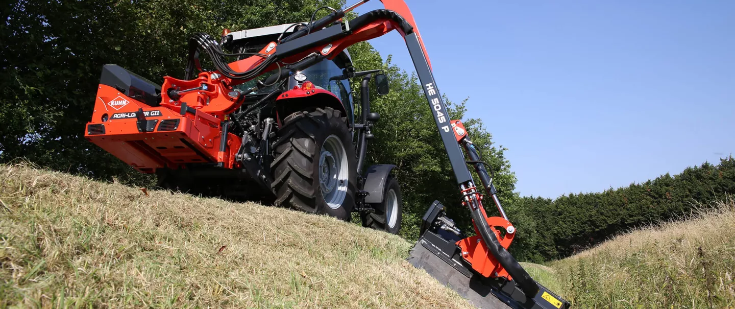 Положение для транспортировки машины для подрезки кустов и травы KUHN AGRI-LONGER GII с защитой рукояти, установленной на шарнирной опоре