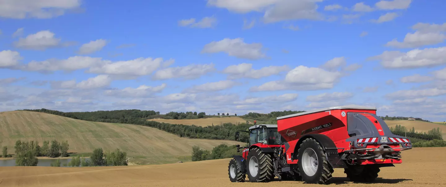 Разбрасыватель удобрений AXENT в работе в поле