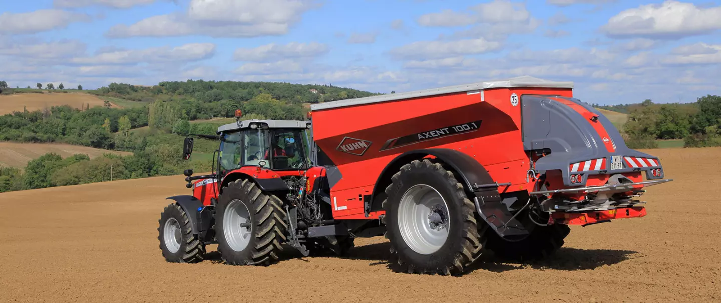 Разбрасыватель удобрений AXENT в работе в поле