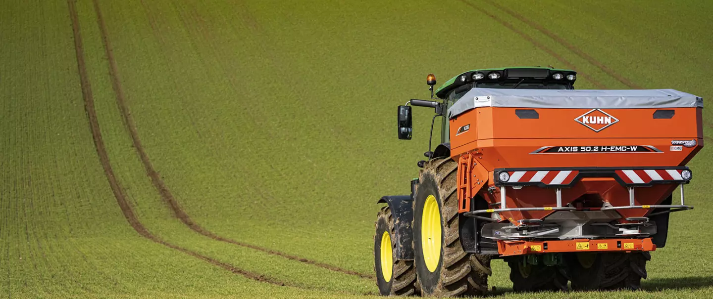 Разбрасыватель удобрений AXIS 50.2 H-EMC-W в работе
