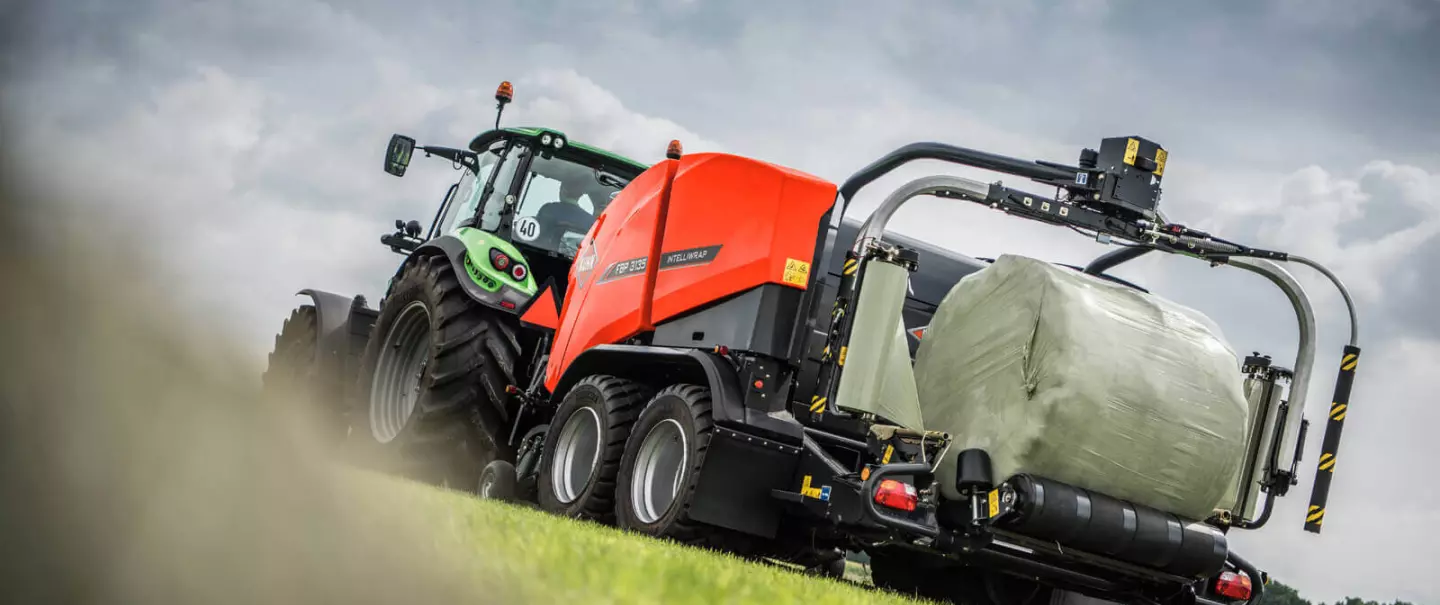 FBP 3135 упаковывает тюк при значительной облачности