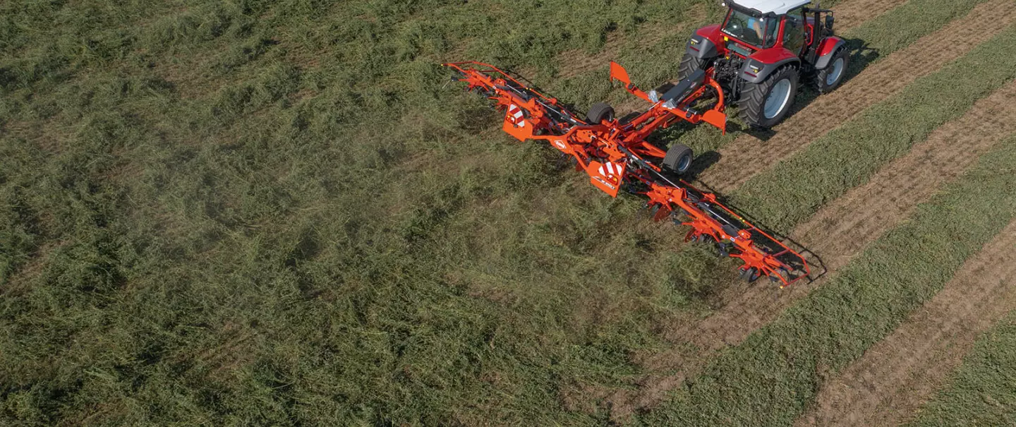 Ворошилка GF 8703 T в работе в поле