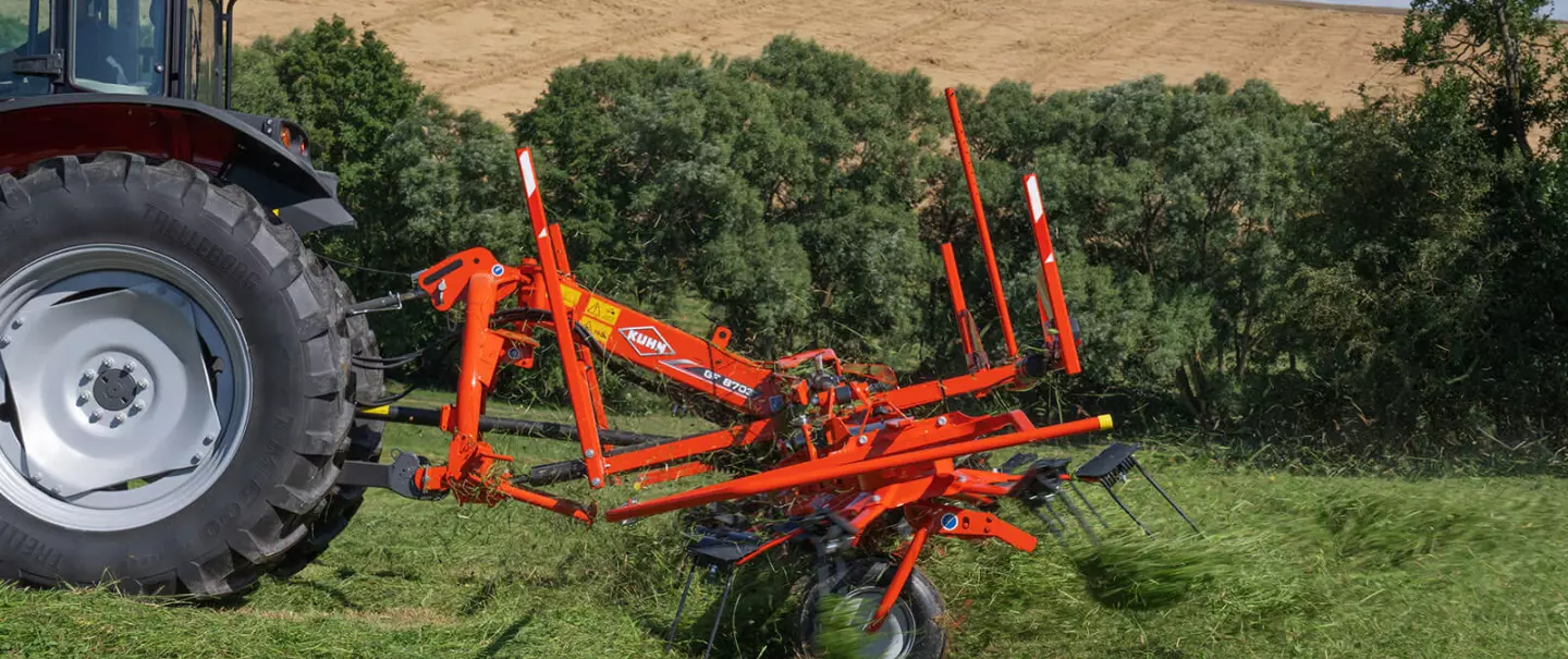 Ворошилка GF 8703 в работе на участке