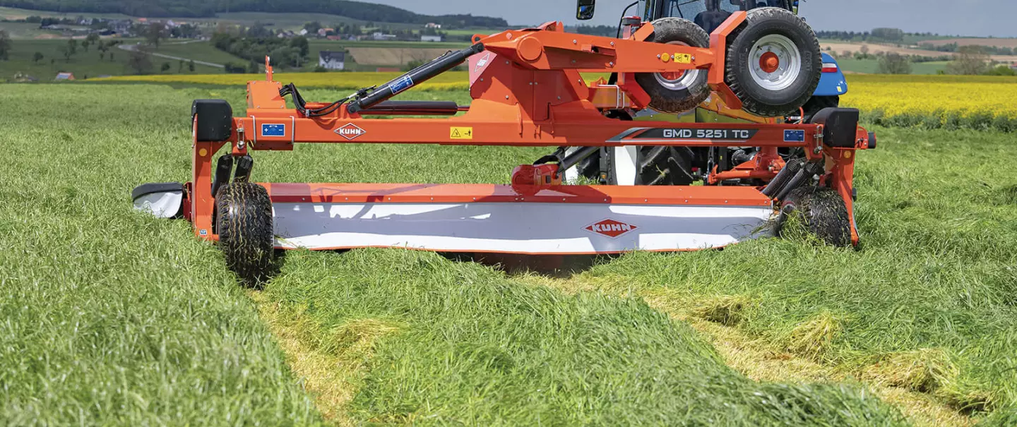 Широкозахватная прицепная дисковая косилка KUHN GMD 5251 TC на дороге