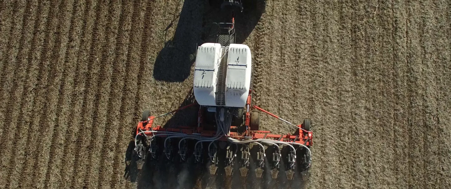 Система полосовой обработки почвы GLADIATOR 1205 в работе