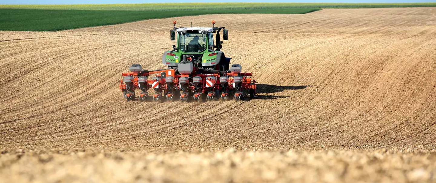 Пневматическая сеялка точного высева MAXIMA 3 в работе