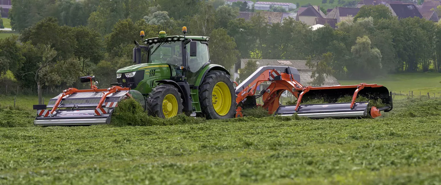 Фронтальный ленточный валокообразователь MERGE MAXX 440 F в сочетании с MERGE MAXX 950 на работе в поле