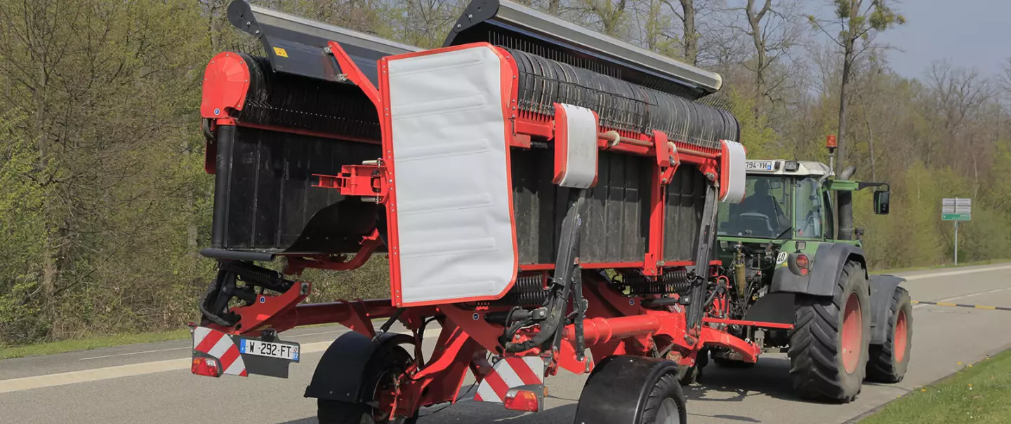 Ленточный валкообразователь MERGE MAXX 1090 при перемещении по дорогам