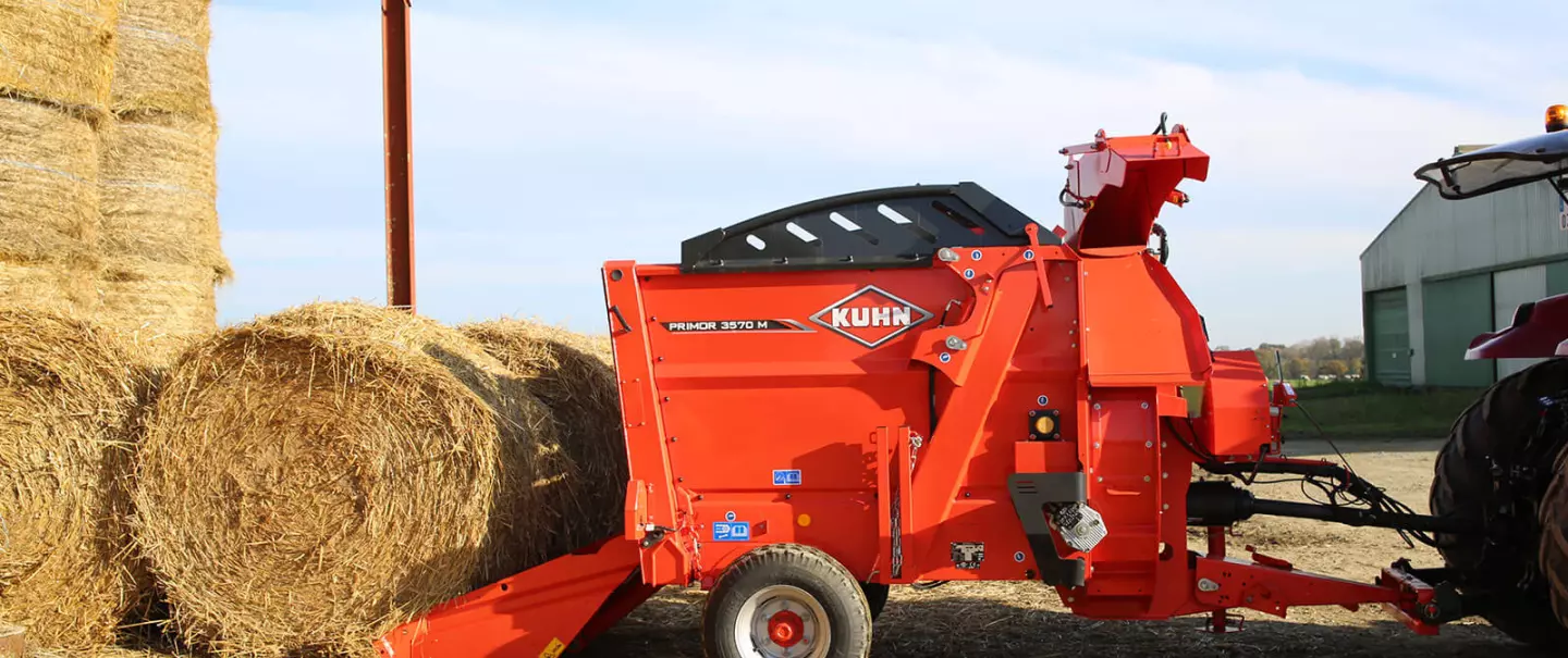 KUHN PRIMOR 3570 M в режиме укладки соломы