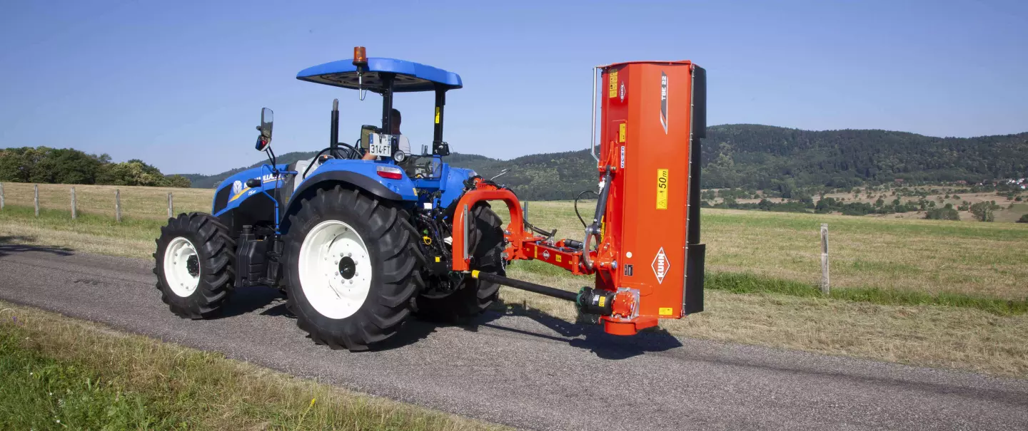 Мульчирователь TBE 22 в процессе транспортировки по дороге