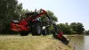 Преодоление препятствий машины для подрезки кустов и травы KUHN AGRI-LONGER GII с защитой рукояти, установленной на шарнирной опоре