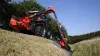 Преодоление препятствий машины для подрезки кустов и травы KUHN AGRI-LONGER GII с защитой рукояти, установленной на шарнирной опоре
