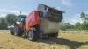 KUHN FB 3135 AUTOMATE выталкивает круглый тюк, обмотанный пленкой.